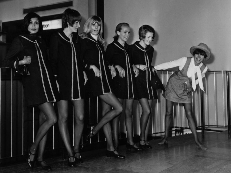 Mary Quant con modelle in abito corto