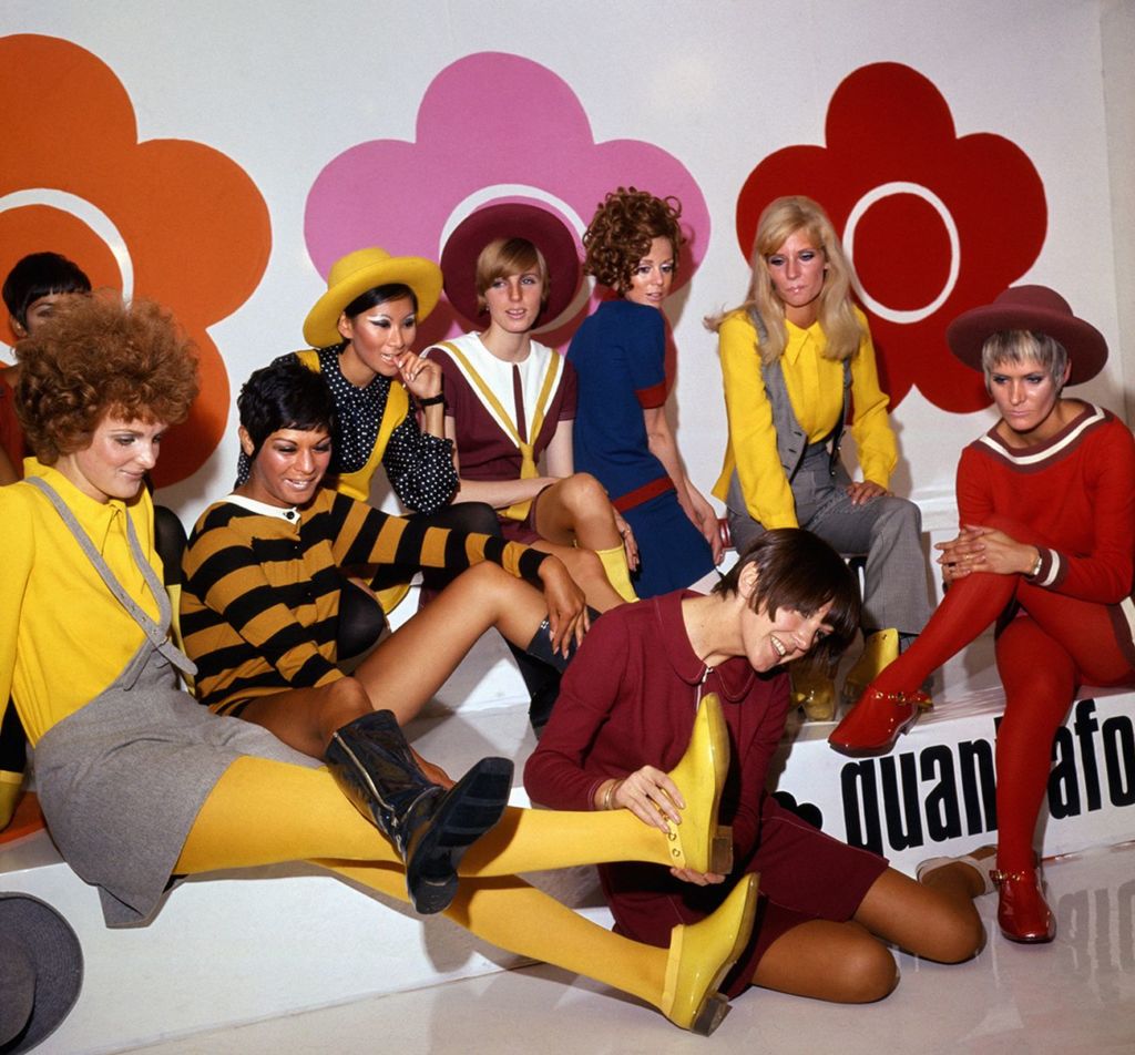 Mary Quant con le modelle presenta la scarpe della sua nuova collezione