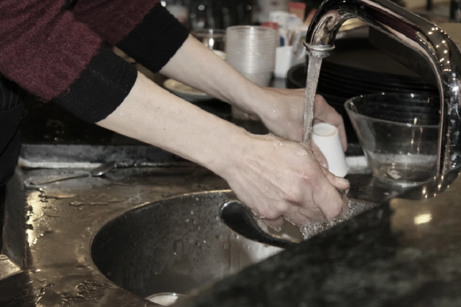 Donna al lavoro in un bar